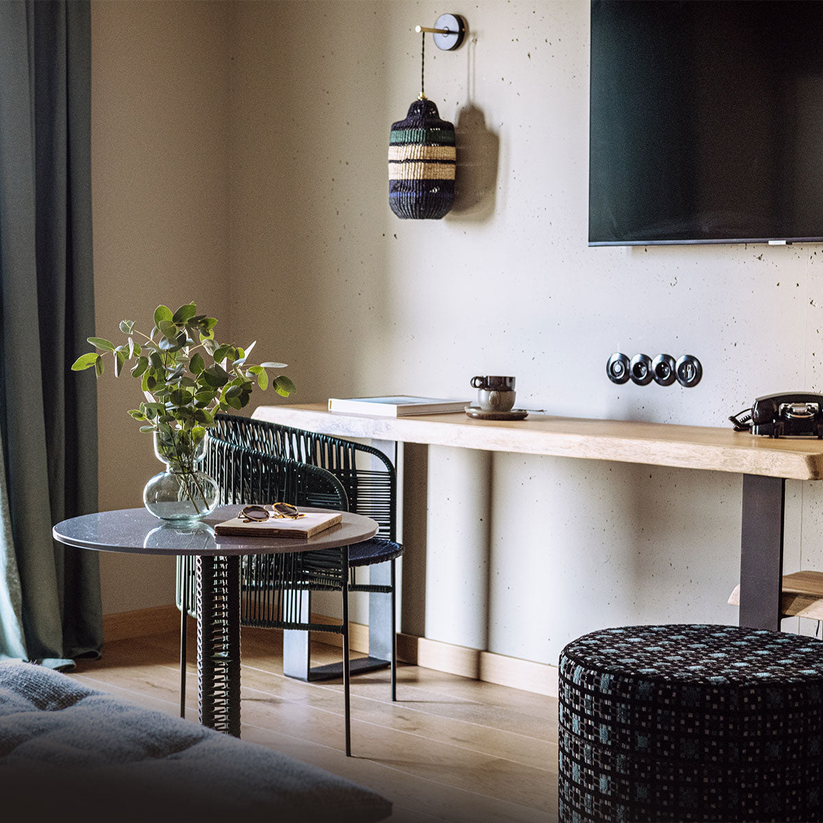 Espace agencé avec du mobilier Blunt France en acier et bois